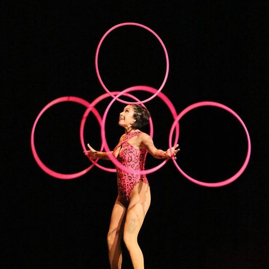 an image of Fernanda Sumano performing with five hoops